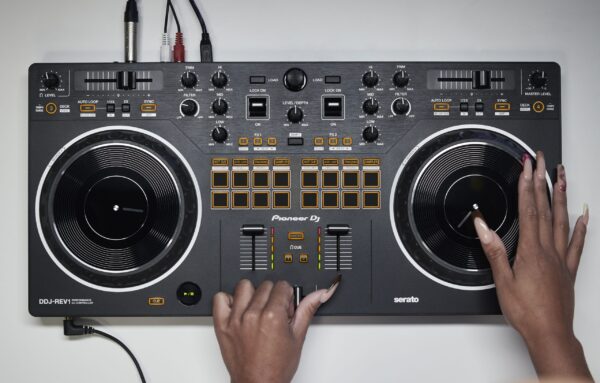 Pioneer DJ DDJ-REV1 DJ controller - Image 4